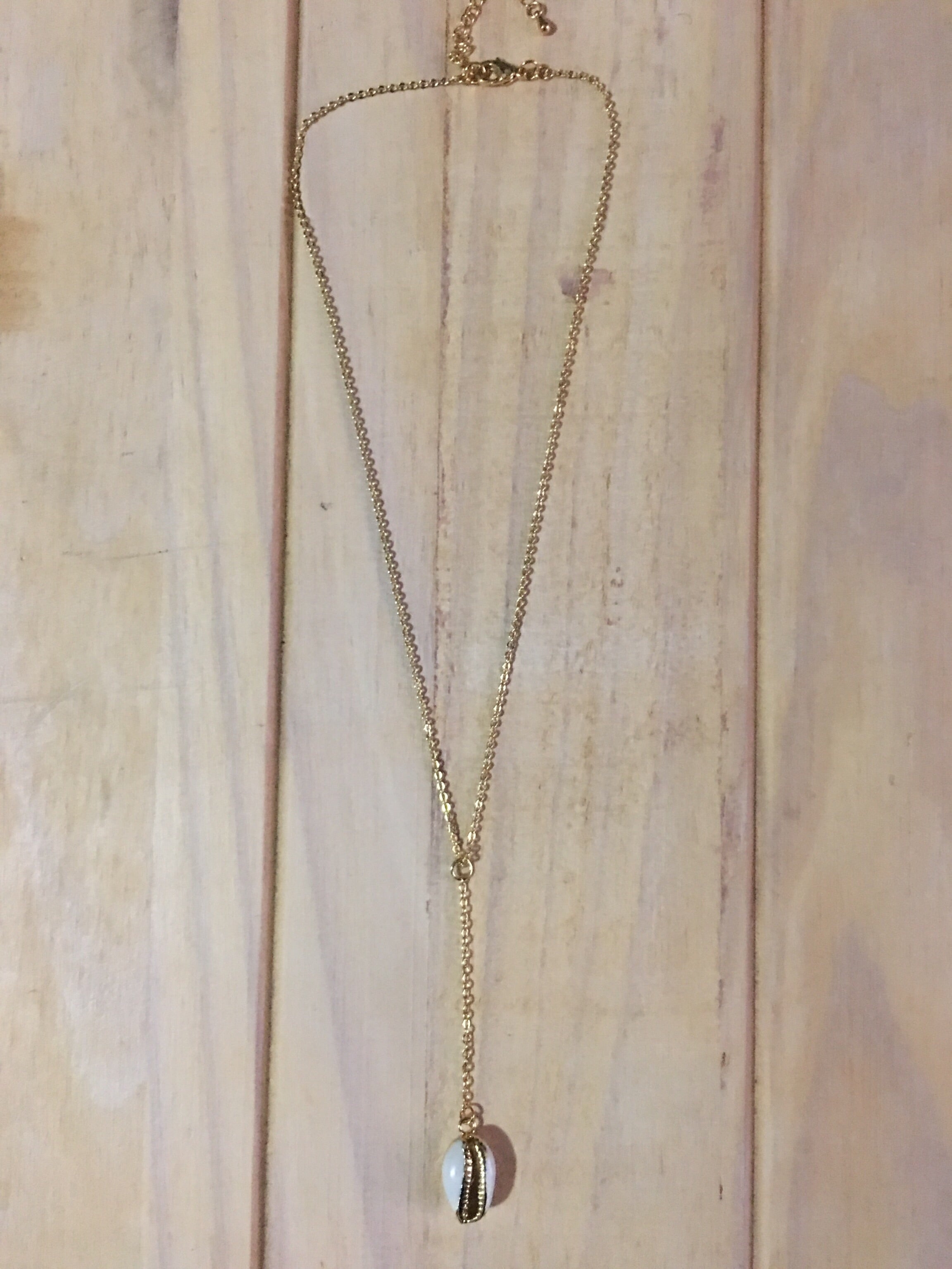 Clevage Cowrie Necklace